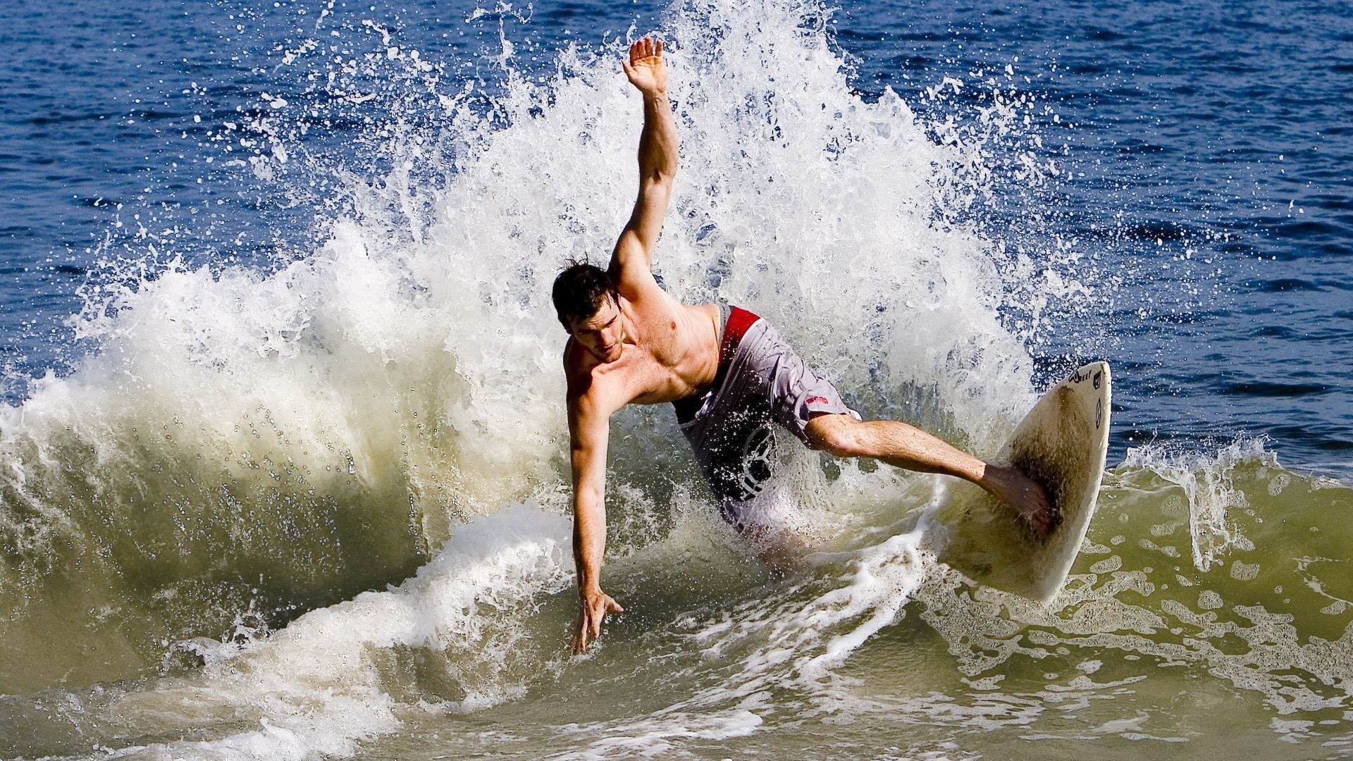 开云下载-体育双线爆冷，灰熊逆袭尼克斯，范弗利特欧冠半决赛主宰战局