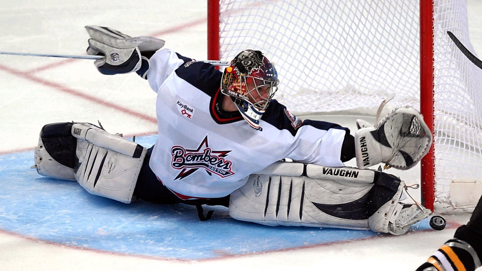 红牛揭幕战一骑绝尘，维斯塔潘开启卫冕序章，但围场暗流已然涌动