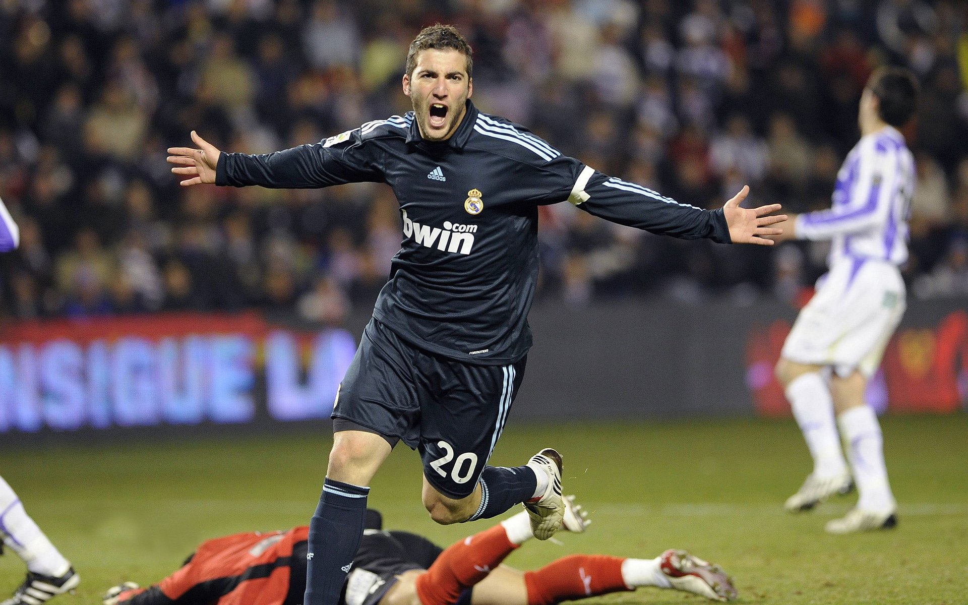 卡迪夫雨夜，库尔图瓦筑起叹息之墙